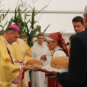 Chleb z tegorocznej mąki przynieśli do ołtarza starostowie dożynek