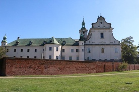 Oczyścili mur na Skałce