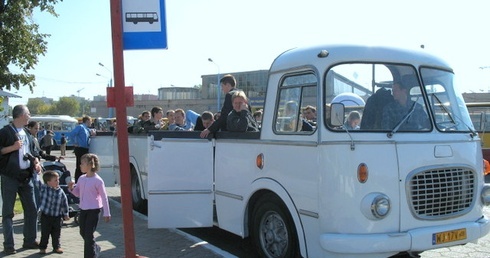 Przejazdy zabytkowymi autobusami i tramwajami cieszą nie tylko najmłodszych