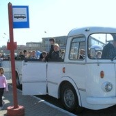 Przejazdy zabytkowymi autobusami i tramwajami cieszą nie tylko najmłodszych