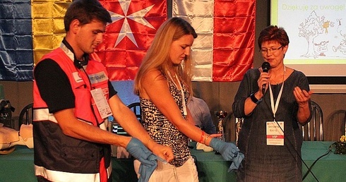 Pierwsze symboliczne zadanie na rozgrzewkę - jak zdjąć po udzieleniu pomocy jednorazowe rękawiczkii, żeby się nie narazić na zakażenie?