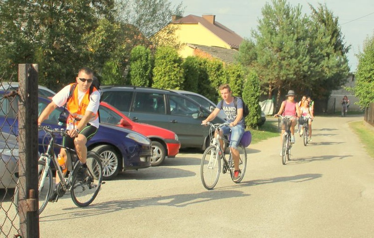 Pielgrzymka rowerowa młodzieży z okręgu dąbrowskiego do Zabawy