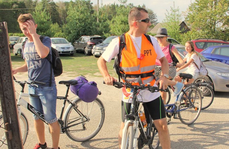 Pielgrzymka rowerowa młodzieży z okręgu dąbrowskiego do Zabawy