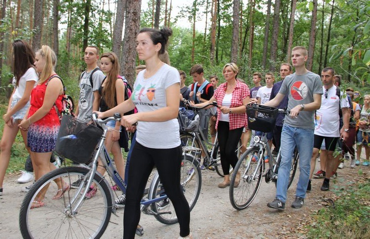 Pielgrzymka rowerowa młodzieży z okręgu dąbrowskiego do Zabawy