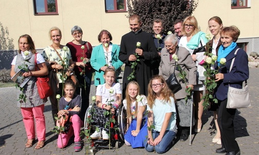 Zelatorzy nowych róż różańcowych w diecezji warszawsko-praskiej z opiekunem ks. Romanem Kotem