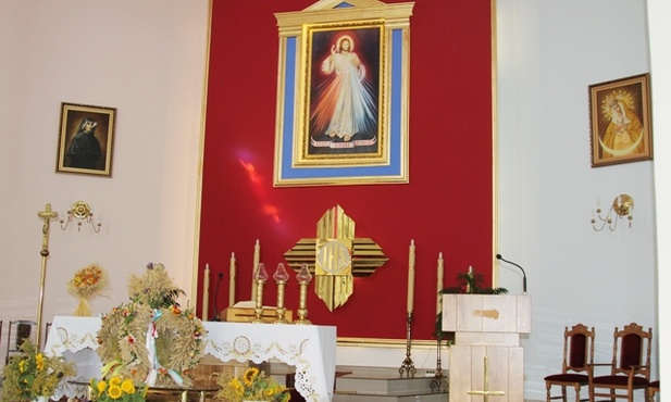 W głównym ołtarzu do modlitwy zachęca obraz Pana Jezusa Miłosiernego