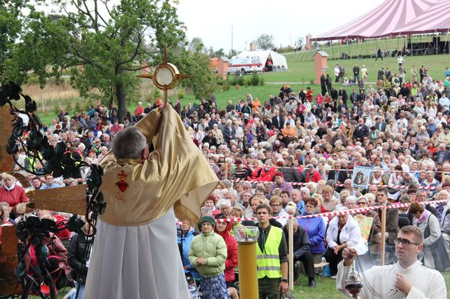 Diecezjalna pielgrzymka do Skrzatusza. Adoracja