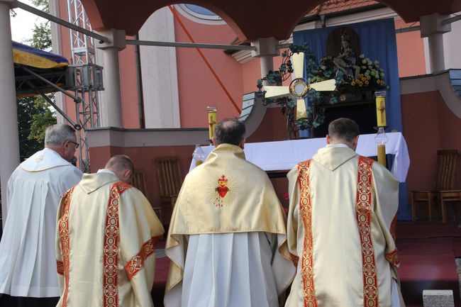 Diecezjalna pielgrzymka do Skrzatusza. Adoracja