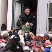 Tłumy migrantów napływają do Austrii