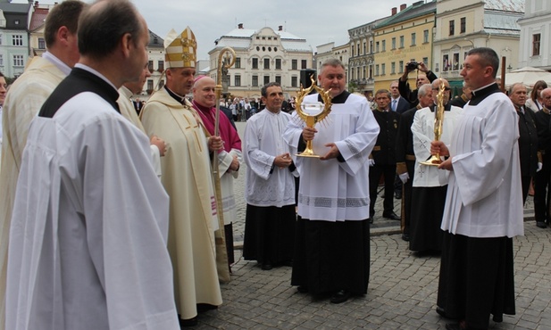 Księża biskupi na Rynku uczcili także relikwie św. Faustyny i św. Jana Pawła II
