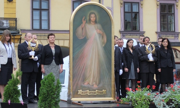 Obraz Jezusa Miłosiernego i relikwiarze Apostołów Miłosierdzia wproadzono na honorowe miejsce na Rynku