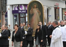 Mieszkańcy parafii św. Marii Magdaleny w Cieszynie w procesji wnieśli obraz Jezusa Miłosiernego do swojego kościoła