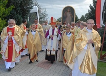 Procesja do kościoła w Woli Rogowskiej