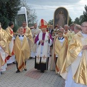 Procesja do kościoła w Woli Rogowskiej