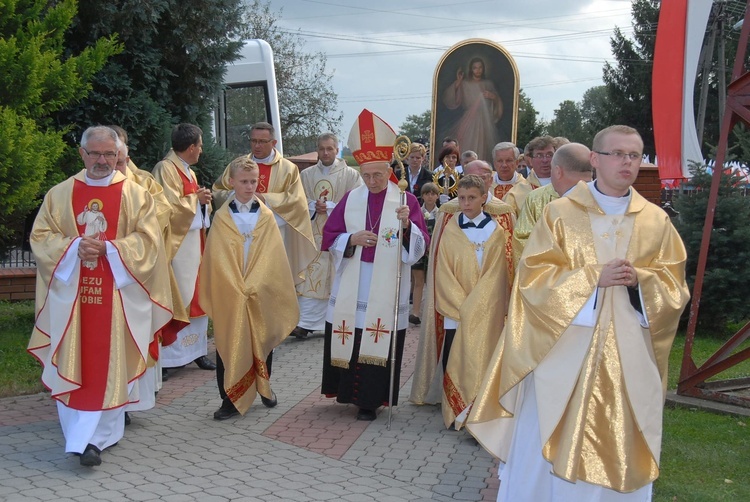 Procesja do kościoła w Woli Rogowskiej