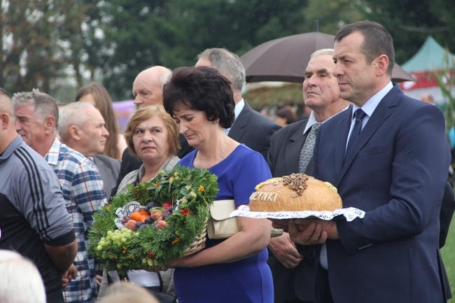 Starostowie dożynek Bogumiła Kowalczyk i Janusz Kacperski