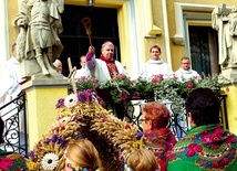 Bp Jan Kopiec poświęcił korony żniwne,  z którymi przyjechały delegacje różnych parafii