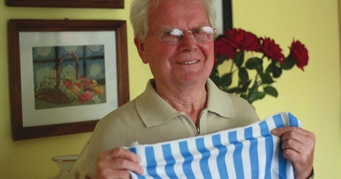 Grzegorz Tomaszewski  z chustą obozową i numerem ewidencyjnym 149 894