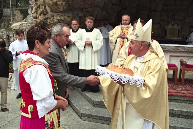 Bp Rudolf Pierskała przyjmuje chleb od starostów dożynek