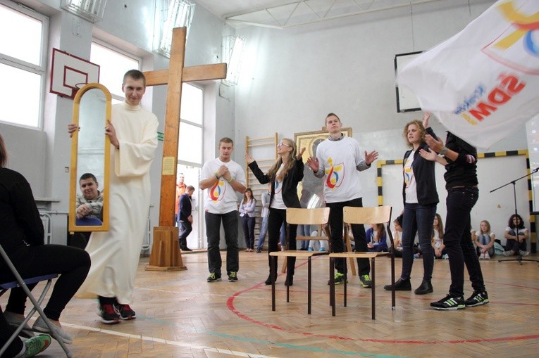 Symbole ŚDM w łęczyckich szkołach