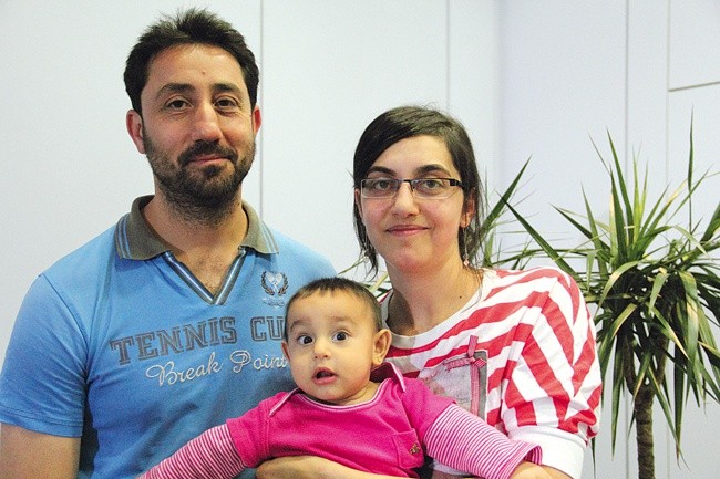 Jedna z syryjskich chrześcijańskich rodzin w lipcu 2015 r., tuż po przylocie do Polski