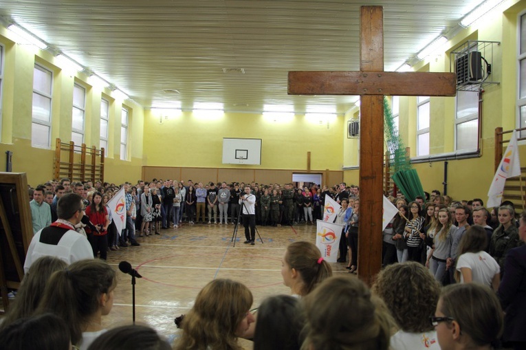 Symbole ŚDM w łęczyckich szkołach