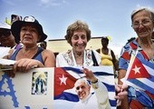 19.09.2015.Hawana.Kuba. Grupa kubańskich kobiet oczekuje na przejazd papieża Franciszka. 