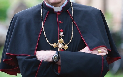 Abp Zbigniew Stankiewicz Pochodzi z rodziny o polskich korzeniach. Zanim został księdzem, pracował jako inżynier w stoczni, a potem w banku. Święcenia kapłańskie przyjął w 1996 r. Jest doktorem teologii fundamentalnej. Od 2010 r. jest arcybiskupem Rygi. 