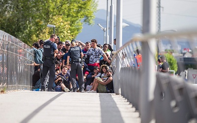 17 sierpnia 2015 r. Uchodźcy z Bliskiego Wschodu, głównie z Syrii, zatrzymani na granicy austriacko-niemieckiej w mieście Freilassing