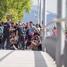 17 sierpnia 2015 r. Uchodźcy z Bliskiego Wschodu, głównie z Syrii, zatrzymani na granicy austriacko-niemieckiej w mieście Freilassing