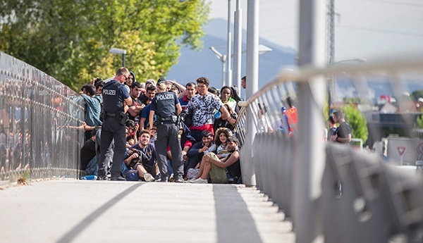 17 sierpnia 2015 r. Uchodźcy z Bliskiego Wschodu, głównie z Syrii, zatrzymani na granicy austriacko-niemieckiej w mieście Freilassing