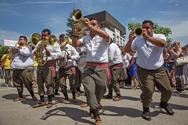 Parada trębaczy to obowiązkowy punkt festiwalu w Guczy.