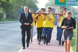 Krzyż w drodze do szpitala na Winiarach