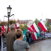 Protestujący przeszli z flagami i transparentami na Stary Rynek