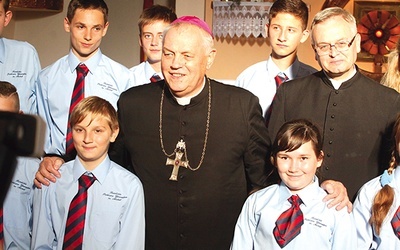 – Chciałbym, aby szkół katolickich, takich jak ta, powstawało u nas jak najwięcej – mówił bp Zbigniew Kiernikowski