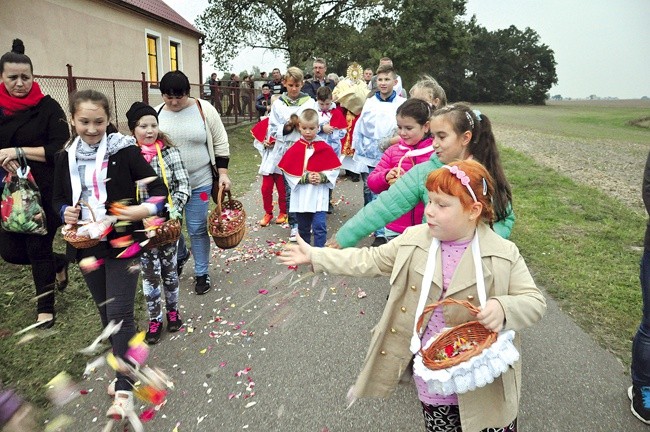 Po Mszy św. uczestnicy uroczystości wzięli udział w procesji  eucharystycznej...