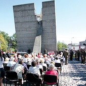  W uroczystościach  pod pomnikiem Zesłańcom  Sybiru wzięło udział  ok. 300 osób 