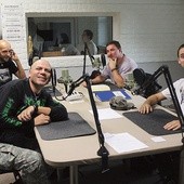 PitBóle w studiu nagraniowym radia Anioł Beskidów. Od lewej: Wojtek Piszczek, Bogdan Krzak, Andrzej Mizia i Michał Janota 