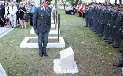 Tablicę odsłonił  gen. Gerhard Herke