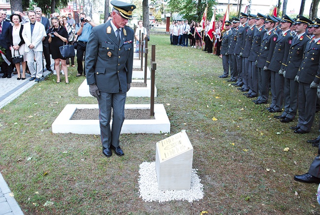 Tablicę odsłonił  gen. Gerhard Herke