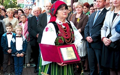  Maria Stachnal z przyznaną nagrodą