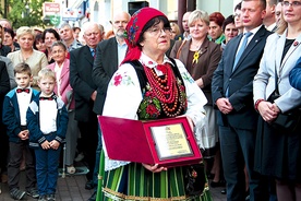  Maria Stachnal z przyznaną nagrodą