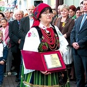  Maria Stachnal z przyznaną nagrodą