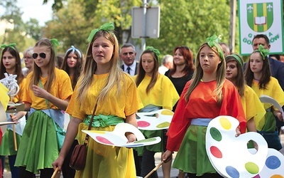  Święto otworzyła bajkowa parada