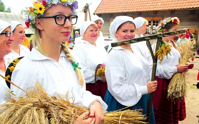 Dożynkowy korowód rozpoczął uroczystości wojewódzkie, które odbyły się w olsztyneckim skansenie