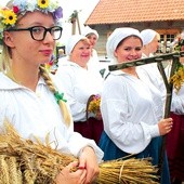 Dożynkowy korowód rozpoczął uroczystości wojewódzkie, które odbyły się w olsztyneckim skansenie