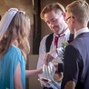 W dawnych czasach młodzi jeszcze przed ślubem kładli ręce na bochenku chleba, a drużba przewiązywał ich ręce chustą na znak ich połączenia 