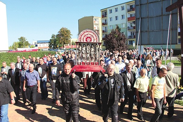 Pierwsi męczennicy Polski to święci Benedykt, Jan, Mateusz, Izaak i Krystyn. Zginęli w 1003 roku. Nasza diecezja czci ich jako swoich patronów. Na zdjęciu: uczestnicy pielgrzymki niosą 120-kilogramowy relikwiarz