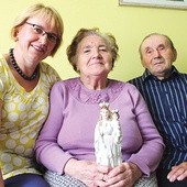 Pani Bronisława trzyma przedwojenną figurkę Najświętszej Maryi Panny z Kalwarii Pacławskiej, gdzie pielgrzymowały zawsze jej mama i babcia. Na zdjęciu z mężem Piotrem i córką Elżbietą