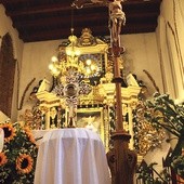  Święci nie lękali się krzyża. Dlatego relikwiarz Jana Pawła II ustawiliśmy właśnie u jego stóp” – mówił o. Jacek Leśniarek OMI